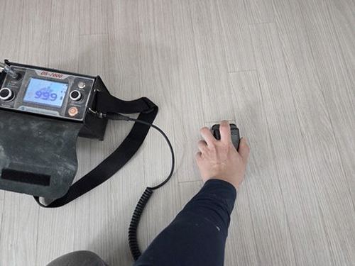 누수탐지 처치 전후 천장 얼룩 변화를 비교한 사진