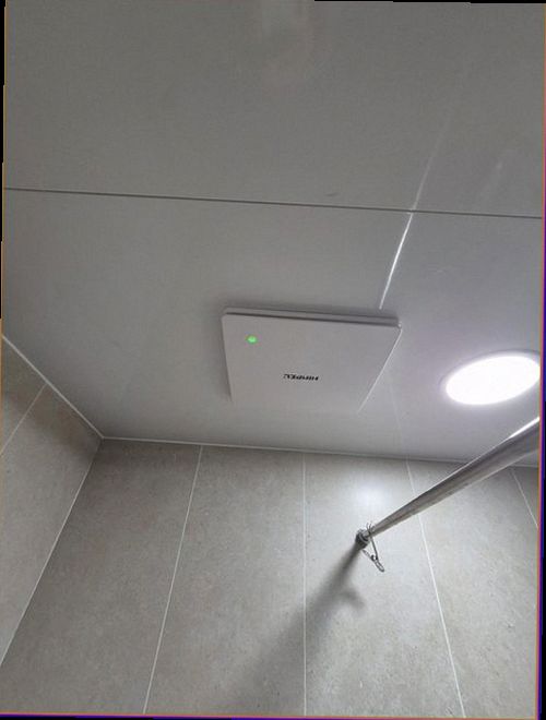 의정부 누수탐지 욕실 누수 점검을 위해 계량기와 벽면 흔적을 확인하는 모습