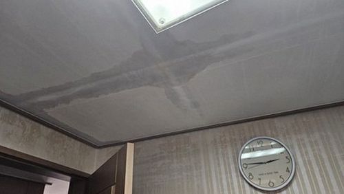 누수탐지 벽면 얼룩과 배관 위치를 함께 살피는 현장 점검 장면
