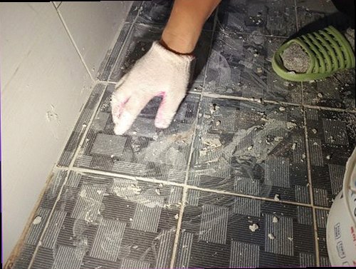 누수탐지 바닥 가장자리에서 번진 물자국을 살피는 현장 점검 장면