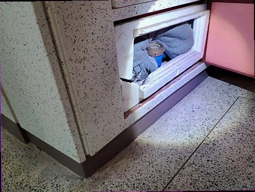 누수탐지 천장 얼룩과 점검 도구를 함께 확인하는 실내 현장 이미지