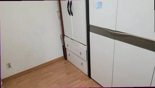 관악구 누수탐지 베란다 바닥과 벽면의 젖은 흔적을 확인하는 현장 모습