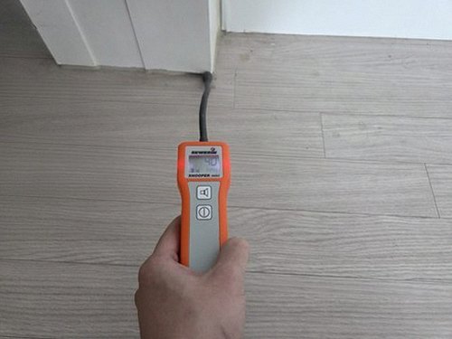 누수탐지 배관 점검 기록과 측정 장비를 확인하는 모습