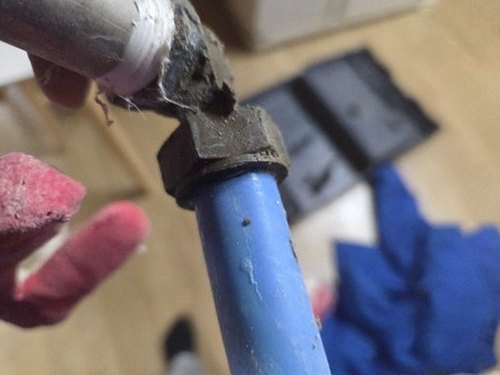 누수탐지 점검 결과를 도면과 사진으로 정리한 자료를 검토하는 모습