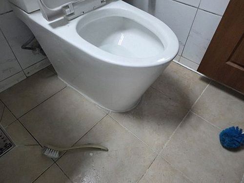 누수탐지 열화상 카메라로 바닥 온도 차이를 확인하는 장면