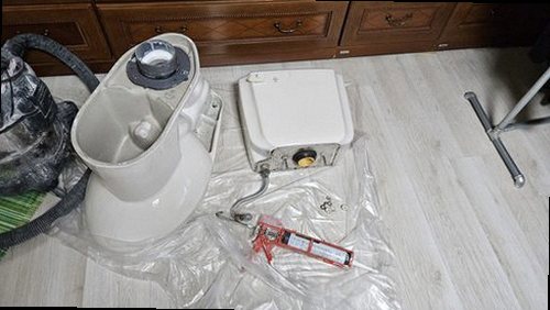 누수탐지 점검 전 얼룩 사진과 발생 시점을 기록하는 모습