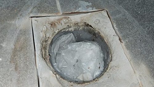 누수탐지 화장실 벽과 천장 경계에 번진 누수 흔적을 확인하는 모습