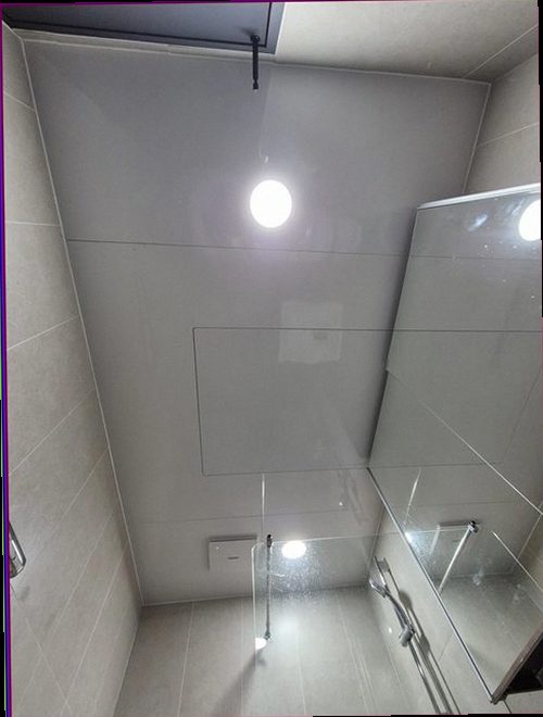 누수탐지 싱크대 하부와 벽면의 젖음 흔적을 비교해 보는 점검 장면