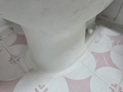 누수탐지 점검 결과를 사진과 함께 기록하는 장면