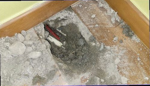구로구 누수탐지 벽면과 바닥의 습기 흔적을 확인하는 점검 장면