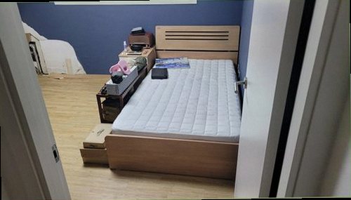 누수탐지 바닥 주변에 생긴 미세한 물자국을 확인하는 모습