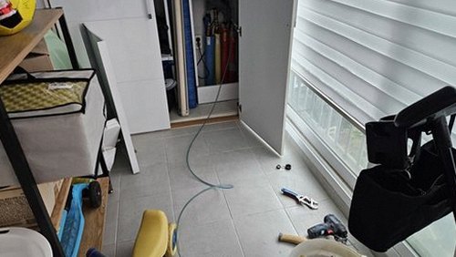 누수탐지 아파트 천장 얼룩 부위 육안 점검 장면