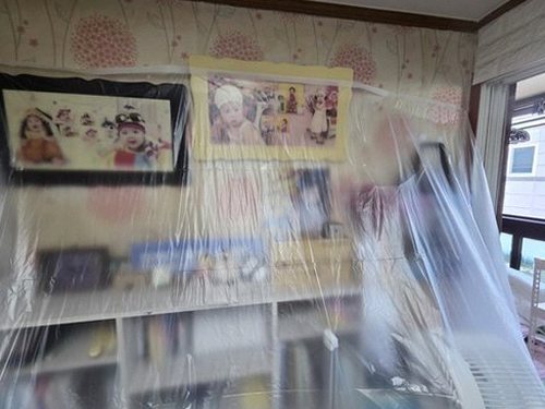 누수탐지 천장 얼룩 가장자리와 벽지 들뜸을 확인하는 점검 장면