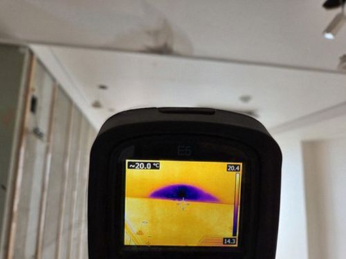 누수탐지 배관 점검 결과서를 함께 검토하는 상담 장면