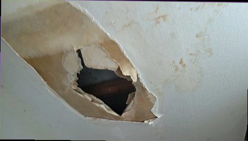남동구 누수탐지 욕실 바닥과 벽면의 누수 흔적을 점검하는 모습