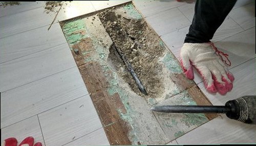 누수탐지 욕실 바닥과 벽면의 젖은 흔적을 확인하는 점검 장면
