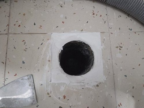 누수탐지 배관 위치를 좁히기 위한 측정 장비 점검 장면