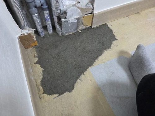 누수탐지 배관 점검 장비를 이용한 음향 확인 장면