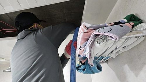 누수탐지 천장 얼룩과 벽지 들뜸을 살피는 누수 현장 점검