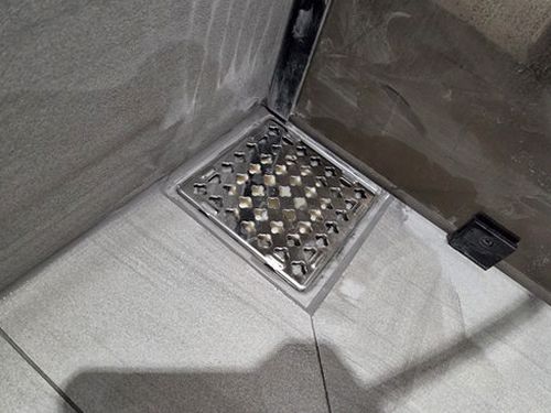 누수탐지 욕실 배관 누수 지점을 음향 장비로 확인하는 점검 장면
