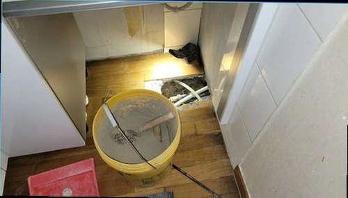 구로구 누수탐지 습기가 번진 바닥과 배관 주변을 확인하는 모습
