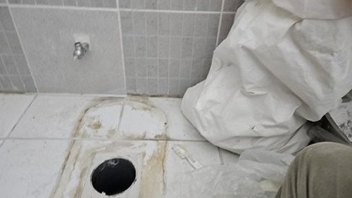 누수탐지 처치 후 건조된 천장 면의 점검 장면
