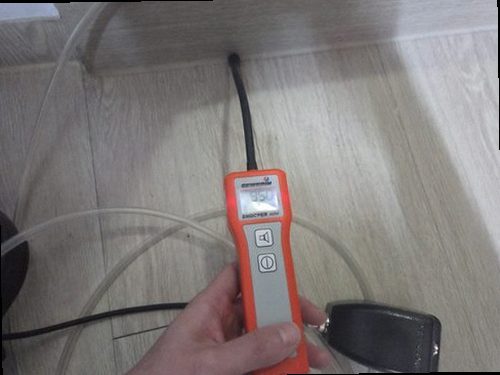 누수탐지 배관 주변의 습도와 누수 의심 구간을 확인하는 점검 장면