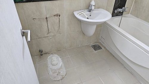 누수탐지 열화상 카메라로 욕실 바닥 온도 차이를 확인하는 장면
