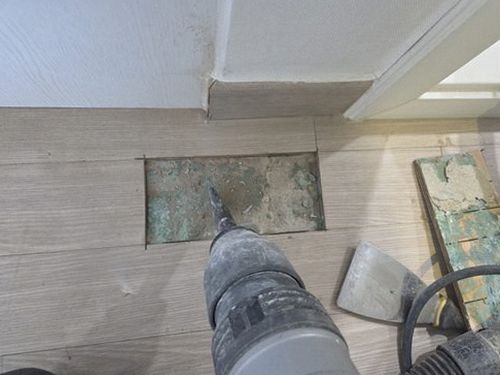누수탐지 점검 결과를 정리한 기록지와 벽면 상태 확인 장면
