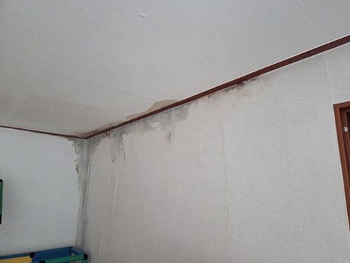 누수탐지 배관 연결부 점검 과정을 나타내는 현장 장면