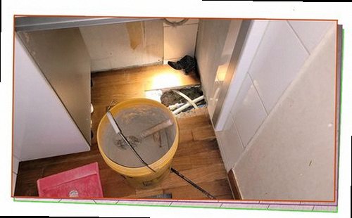 누수탐지 싱크대 하부장과 벽지 상태를 함께 확인하는 점검 장면