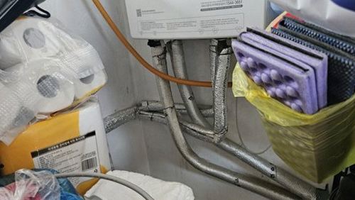 누수탐지 배관 점검 장비로 벽체 내부를 확인하는 장면