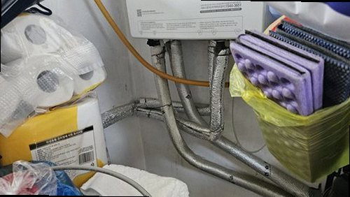 누수탐지 벽면 얼룩과 결로 흔적을 구분해 관찰하는 모습