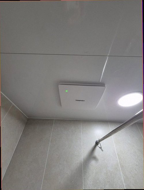 누수탐지 화장실 바닥과 벽면의 이상 징후를 확인하는 점검 장면