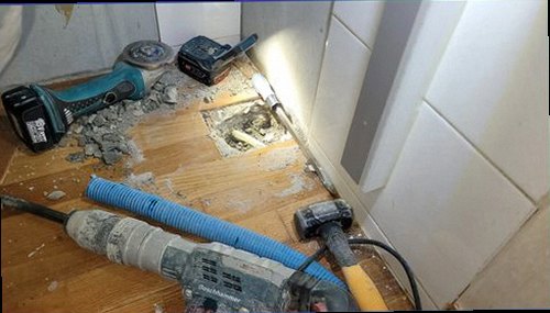누수탐지 거실 벽면과 바닥의 미세한 변화가 누수 징후로 확인되는 장면