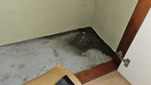 누수탐지 거실 천장 얼룩 부위를 살펴보는 모습