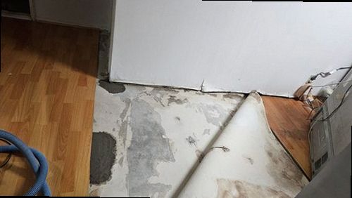 누수탐지 누수 원인 수리 후 습도와 배관 상태를 다시 점검하는 모습