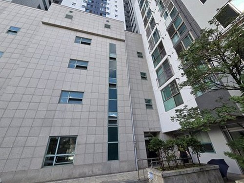 누수탐지 아랫집 천장 얼룩을 사진으로 기록하는 장면