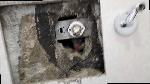 시흥 누수탐지 계량기와 실내 습윤 흔적을 함께 확인하는 점검 장면