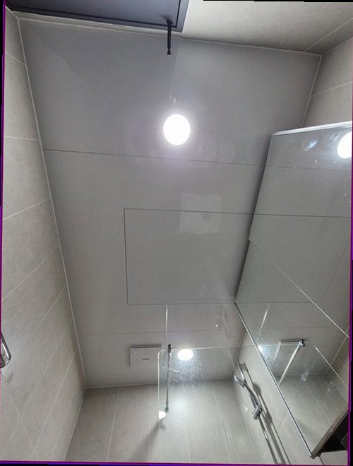 누수탐지 주방 하부 점검과 누수 경로를 확인하는 장면