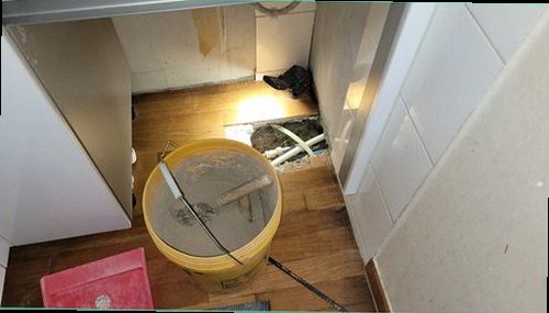 누수탐지 누수 의심 부위를 점검하는 장면