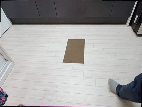 누수탐지 세탁실 주변의 습기와 바닥 변색을 확인하는 점검 장면