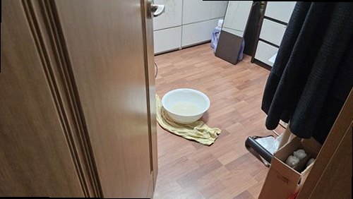 누수탐지 베란다 배수구와 줄눈 상태를 점검하는 모습