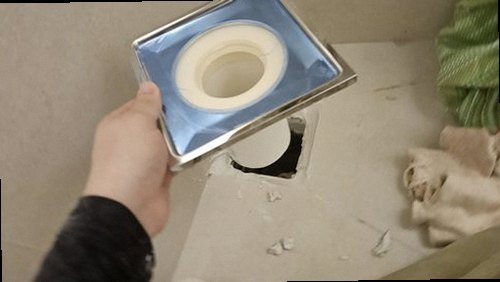 누수탐지 욕실 하부 배관 연결부에서 물기가 번진 흔적을 살피는 모습