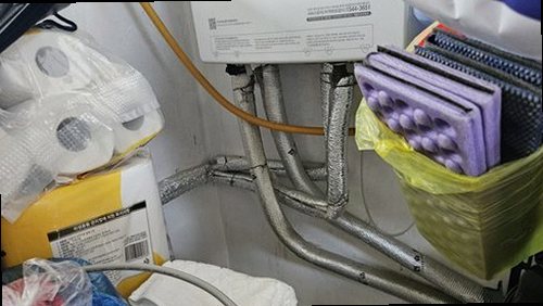 누수탐지 장마 전후 베란다 배수구 점검 장면