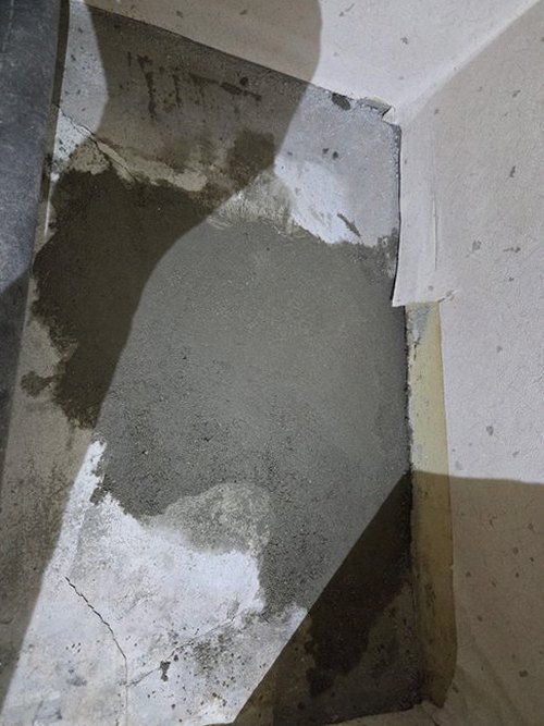 누수탐지 누수 흔적과 설비 상태를 함께 점검하는 모습