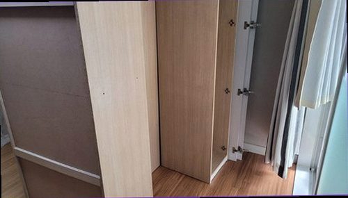 평택 누수탐지 주방 하부장 내부의 물기와 연결 배관을 확인하는 현장