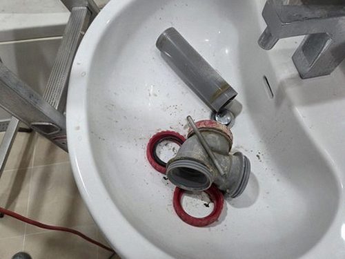 누수탐지 싱크대 하부장 내부를 점검하는 현장 모습