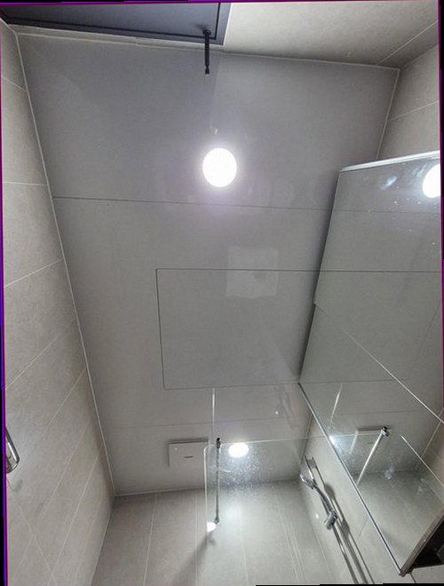 누수탐지 싱크대 하부와 배관 연결부를 점검하는 장면