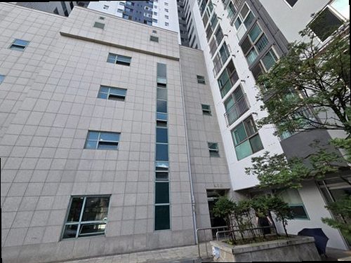 누수탐지 건물 벽면과 배관 주변을 살펴보는 점검 장면